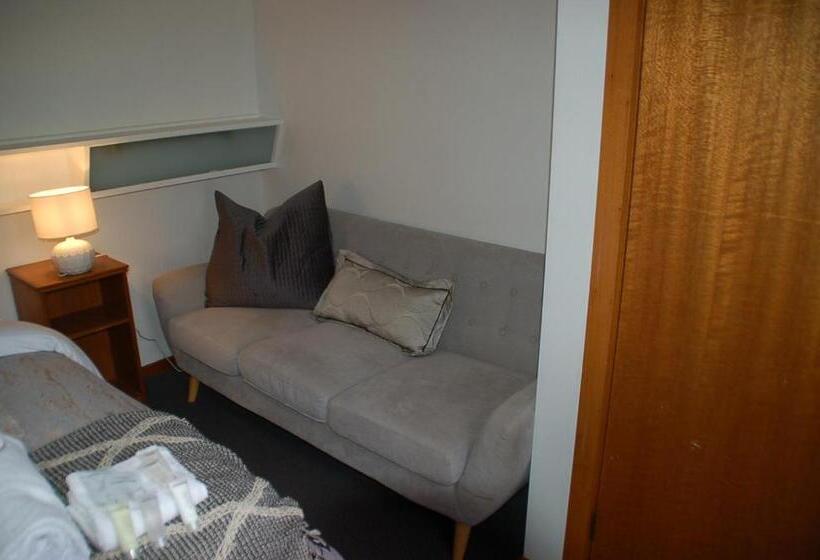 غرفة تنفيذية, Calder Motel