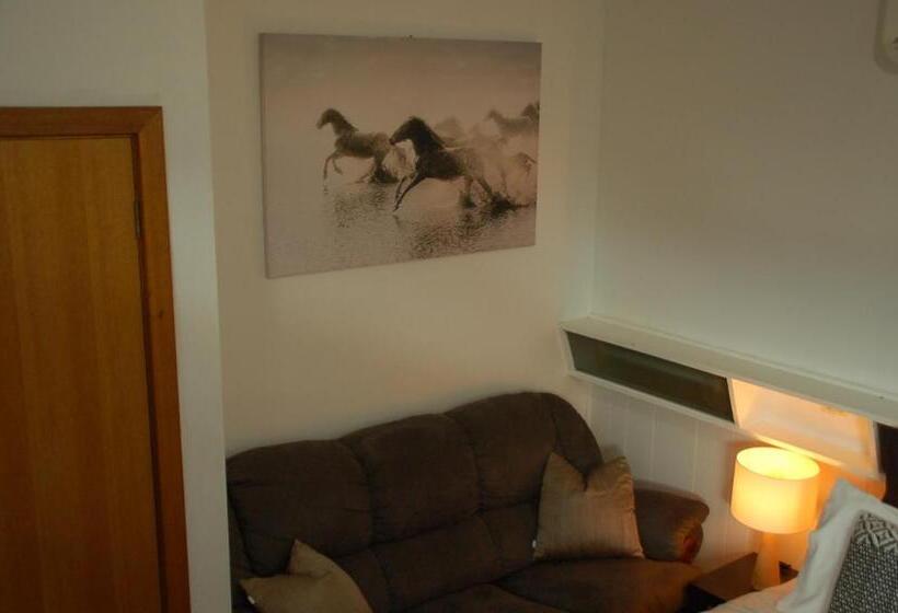 جناح ديلوكس, Calder Motel