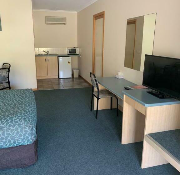 חדר משפחתי, Arthur Phillip Motor Inn