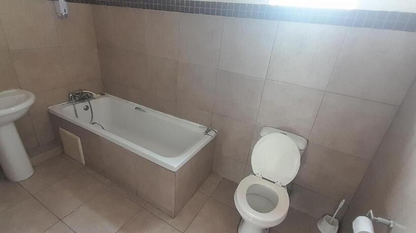 اتاق خانوادگی, Airport Lodge Or Tambo