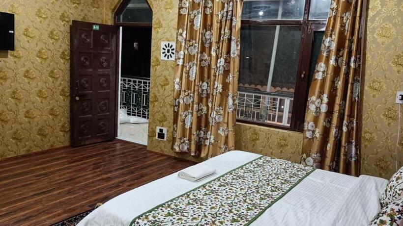 Номер Deluxe, Fabhotel Kashmir Hilltown