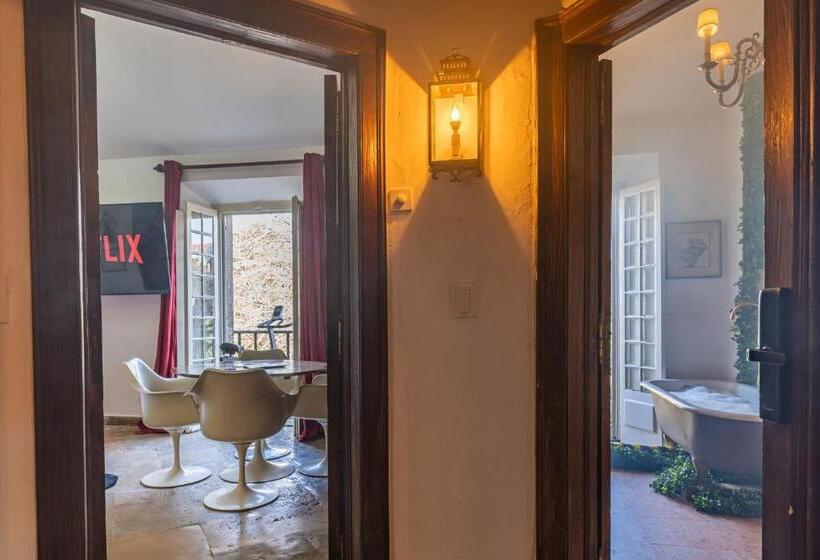 סוויטה משפחתית, Sintra Wow   Unique Double Smart Room In 17th Century Palace! Hot Tub, Snooker, Bbq, Ps5, Sauna, Gym