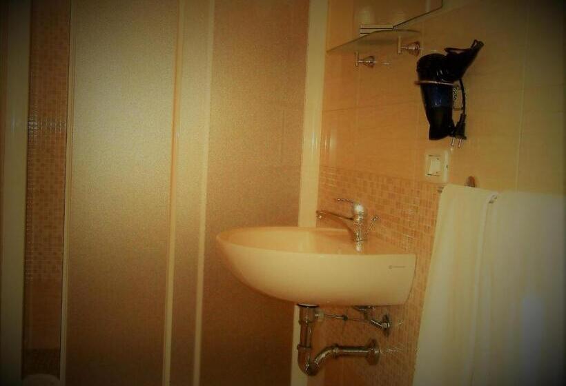 Трехместный Номер Superior, B&b 8380