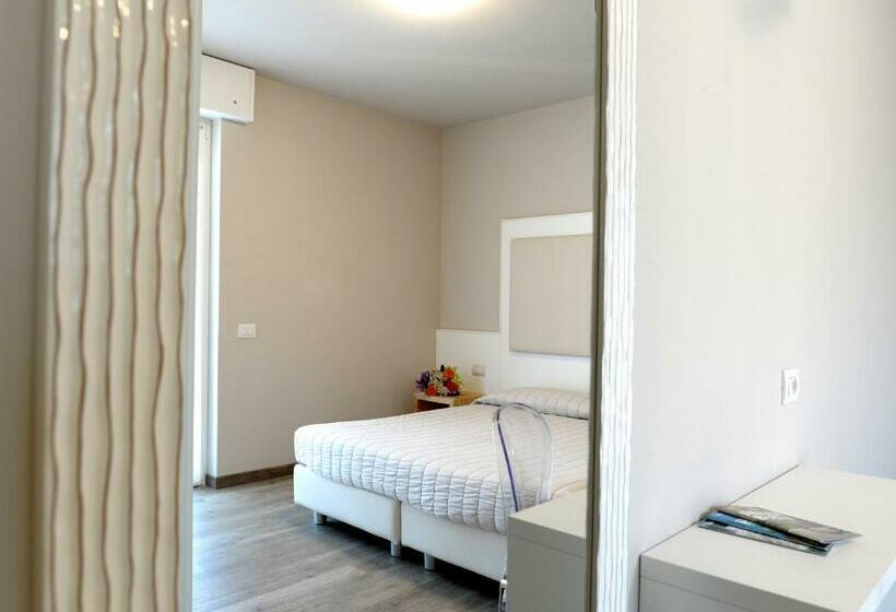 اتاق استاندارد با بالکن, Rolly