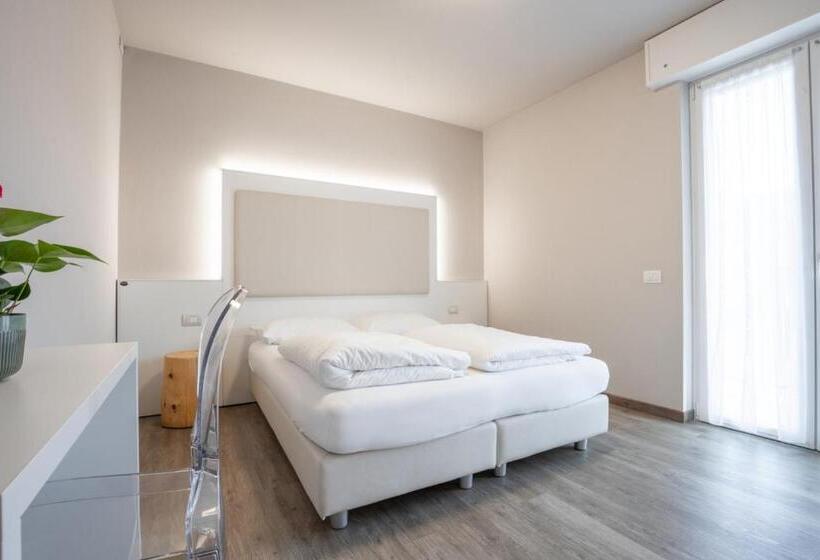 اتاق استاندارد با بالکن, Rolly