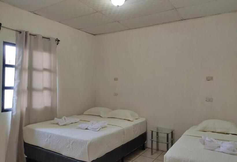 اتاق استاندارد سه نفره, Blue Moon Hostel