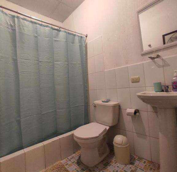 اتاق استاندارد سه نفره, Blue Moon Hostel