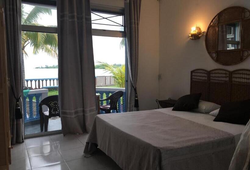 اتاق لوکس با بالکن و چشم‌انداز دریا, Coco Villa