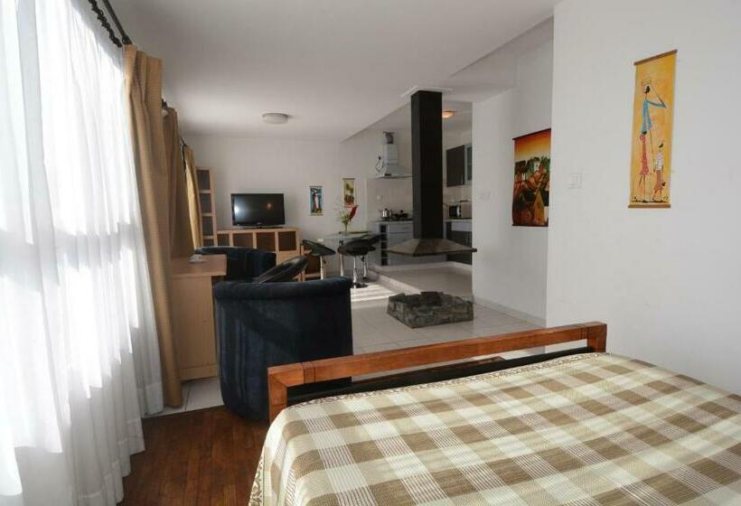 استودیوی استاندارد, Aina Hôtel