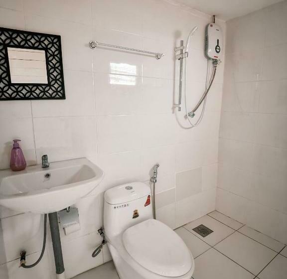 バス共有のスタンダードルーム, Natol Homestay   Kuching