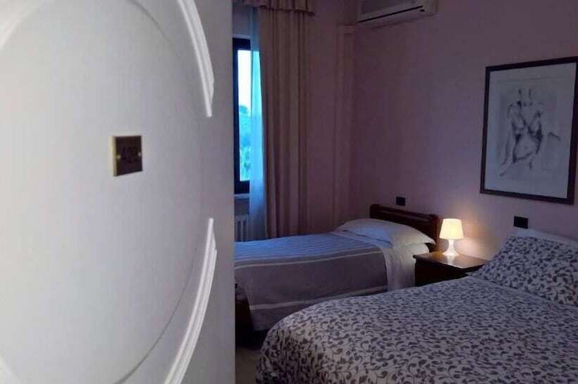 غرفة قياسية ثلاثية, La Rotonda