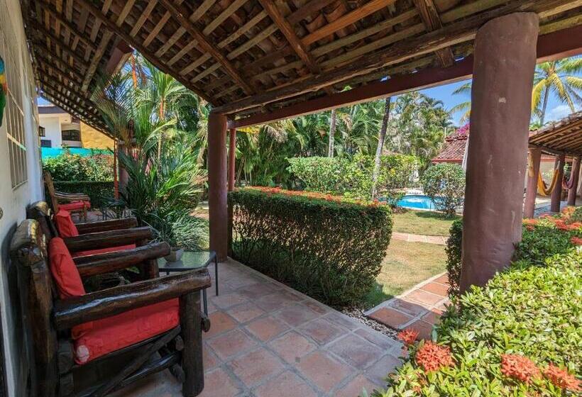 Трехместный Номер Стандарт Вид на Бассейн, Villa Botero By Casa Mojito