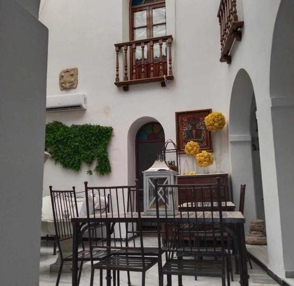 اتاق لوکس با وان آب گرم, Hostel Mayflowers
