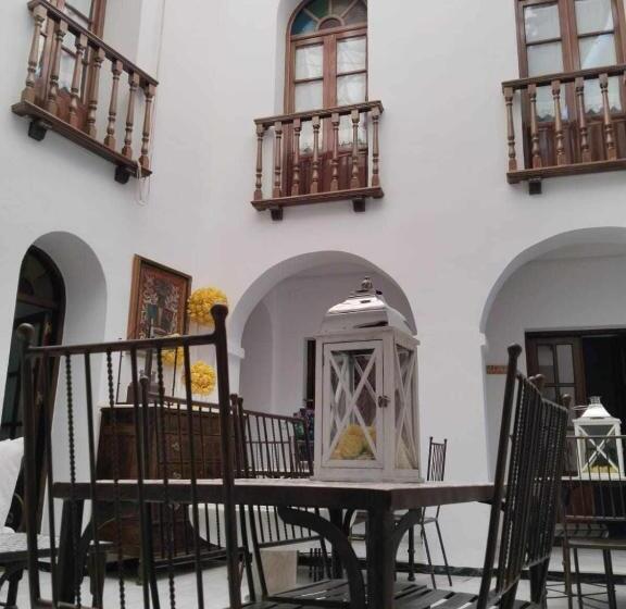 اتاق لوکس با وان آب گرم, Hostel Mayflowers