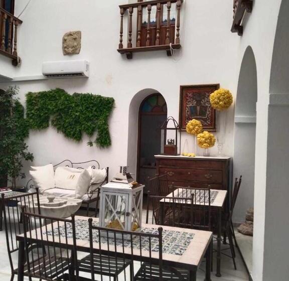 اتاق لوکس با تخت بزرگ, Hostel Mayflowers