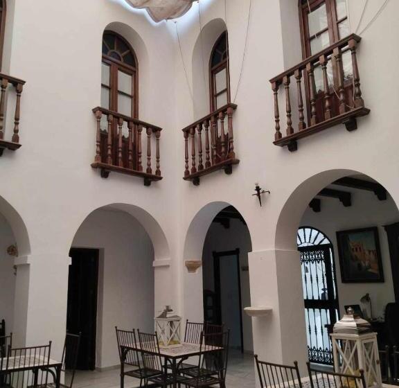 اتاق لوکس با تخت بزرگ, Hostel Mayflowers