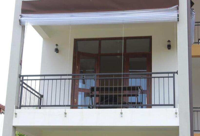 اتاق لوکس با بالکن, Sea Breeze Deluxe Inn