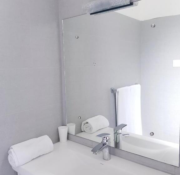 اتاق لوکس سه تخته, Sea Breeze Deluxe Inn
