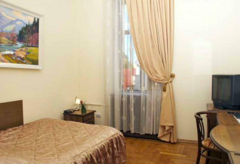 Quarto Estandar Individual, Star