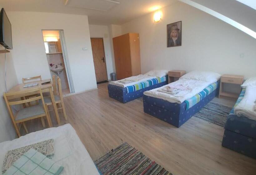Четырехместный Номер Стандарт, Kv Apartmans Varšavská