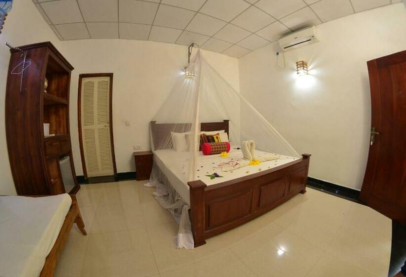 Люкс Deluxe Кровать Кинг, Habarana Tree House Ambasewana Resort