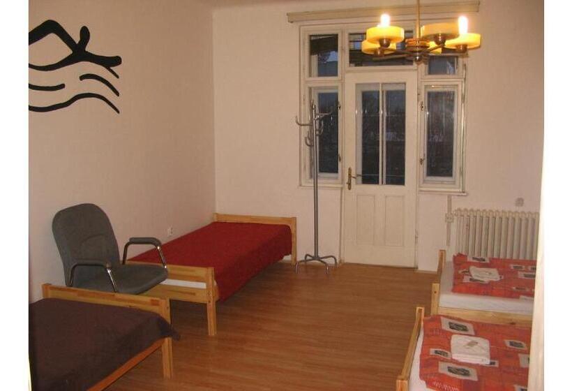 Quarto Triplo Estandar Banheiro Compartilhado, Hostel Bed   Breakfast Brno