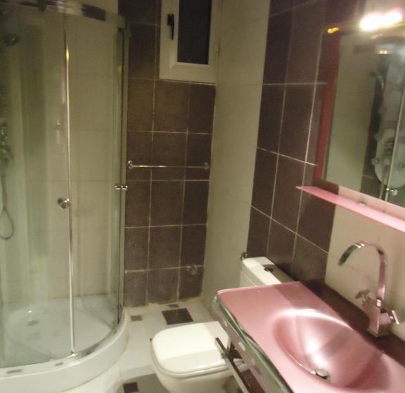 اتاق استاندارد با سرویس بهداشتی مشترک, Freedom Hostel