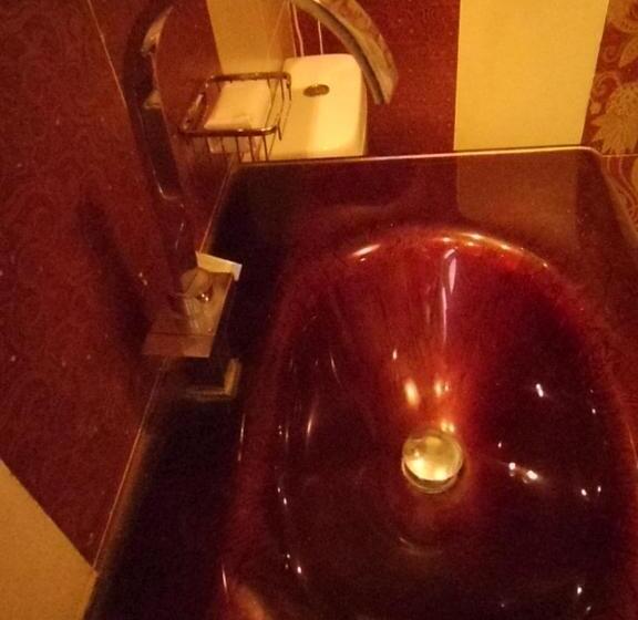 اتاق استاندارد سه تخته با سرویس بهداشتی مشترک, Freedom Hostel