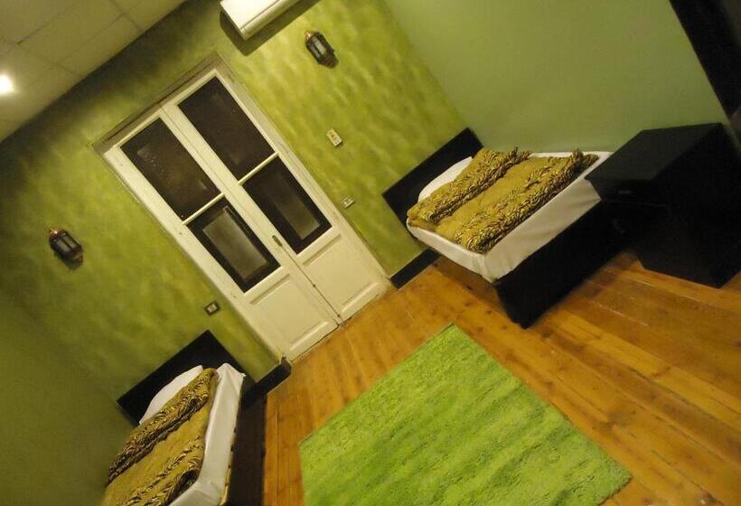 اتاق استاندارد سه تخته با سرویس بهداشتی مشترک, Freedom Hostel