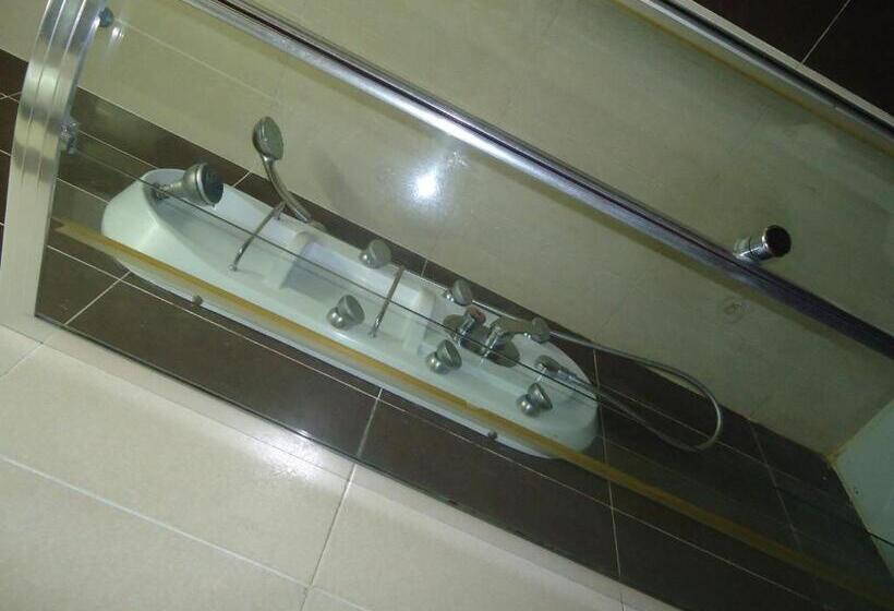 اتاق استاندارد چهارنفره با سرویس بهداشتی مشترک, Freedom Hostel