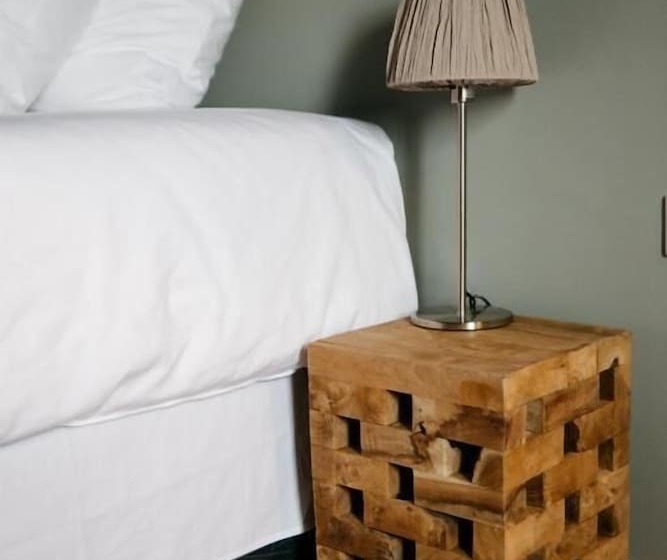 חדר דלוקס, De Gravin