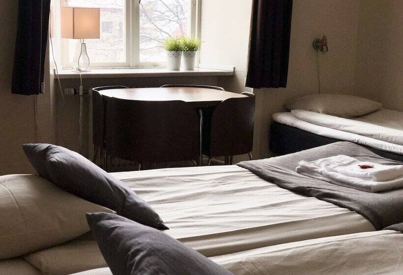 חדר סטנדרטי לארבעה עם חדר אמבטיה משותף, Järnvägshotellet