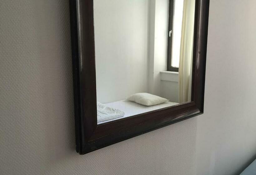 Quarto Estandar Banheiro Compartilhado, Linne Hostel