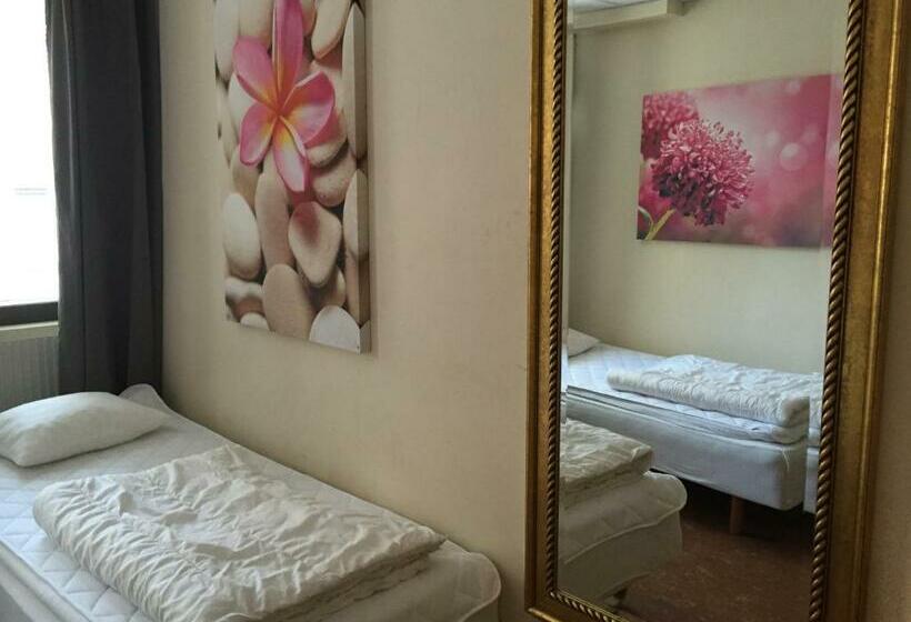 اتاق استاندارد با سرویس بهداشتی مشترک, Linne Hostel