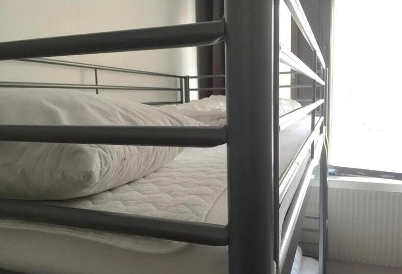 اتاق استاندارد چهارنفره با سرویس بهداشتی مشترک, Linne Hostel