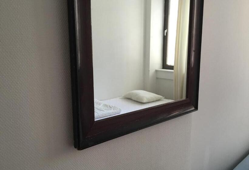 Quarto Basic Banheiro Compartilhado, Linne Hostel