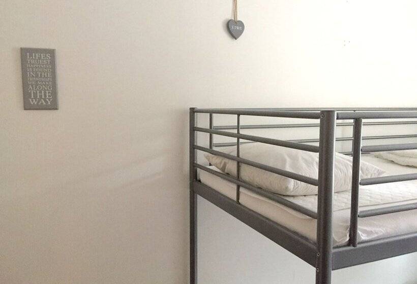 اتاق استاندارد سه تخته با سرویس بهداشتی مشترک, Linne Hostel