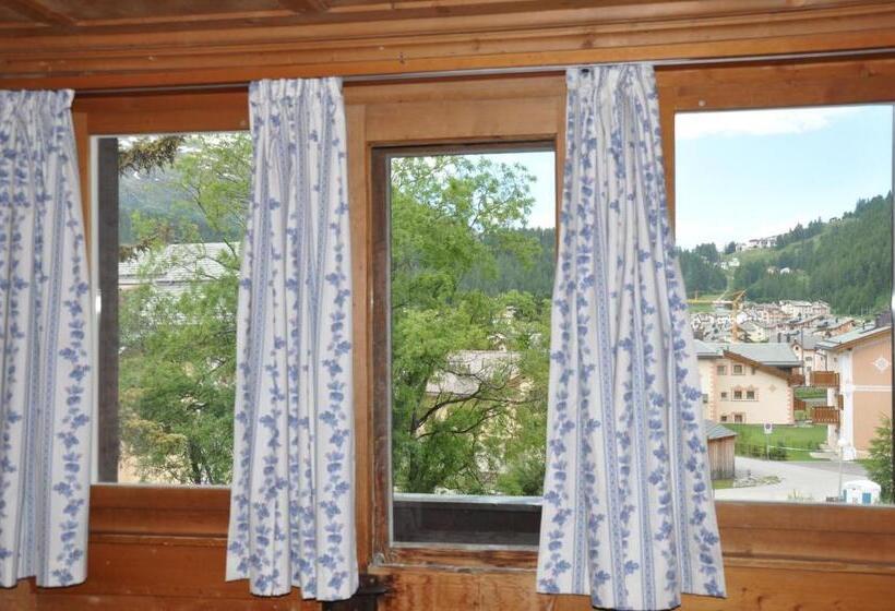 اتاق استاندارد چهارنفره با سرویس بهداشتی مشترک, Chalet Speciale   Hostel