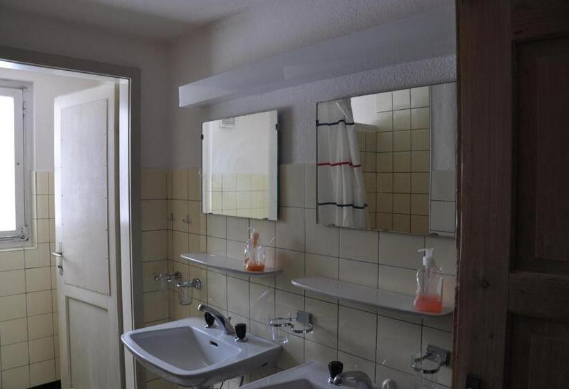 اتاق استاندارد چهارنفره با سرویس بهداشتی مشترک, Chalet Speciale   Hostel