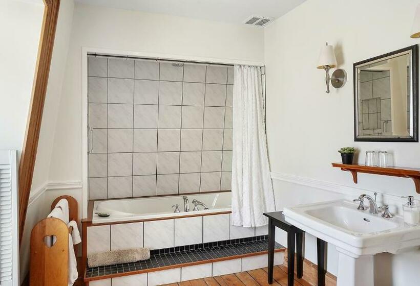 Quarto Estandar Cama Queen, Sail Inn Lunenburg