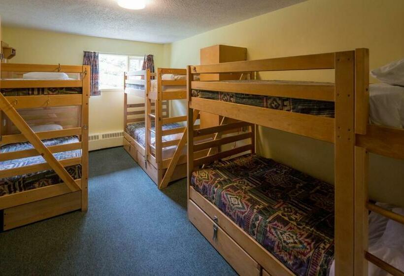 공용 욕실 구비 공동 객실 내의 침대, Hi Banff Alpine Centre   Hostel
