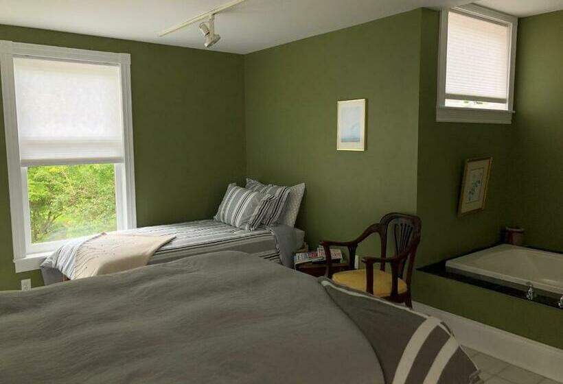Люкс Вид на Сад, Mahogany Manor Bed & Breakfast