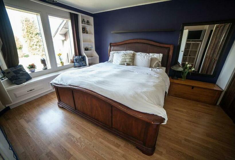 Deluxe Suite King Bed, Tall Trees Bed & Breakfast