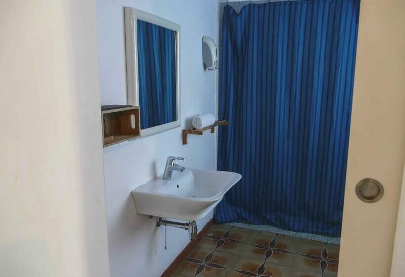 اتاق استاندارد سه نفره, Hostal Cling 43