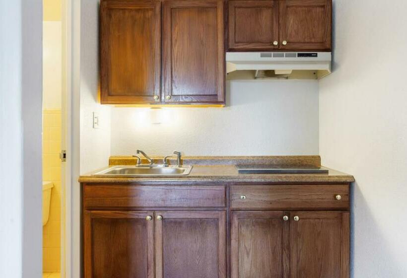 Люкс 2 Спальни, Traveler's Place Inn & Suites