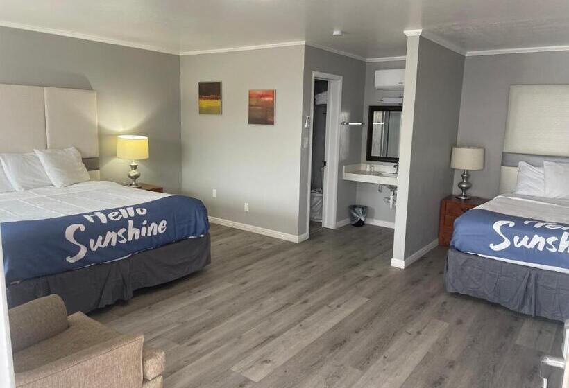 Семейный Номер, Sunglow Motel