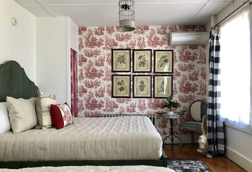 スーペリアの４人部屋, Twin Gables Of Woodstock