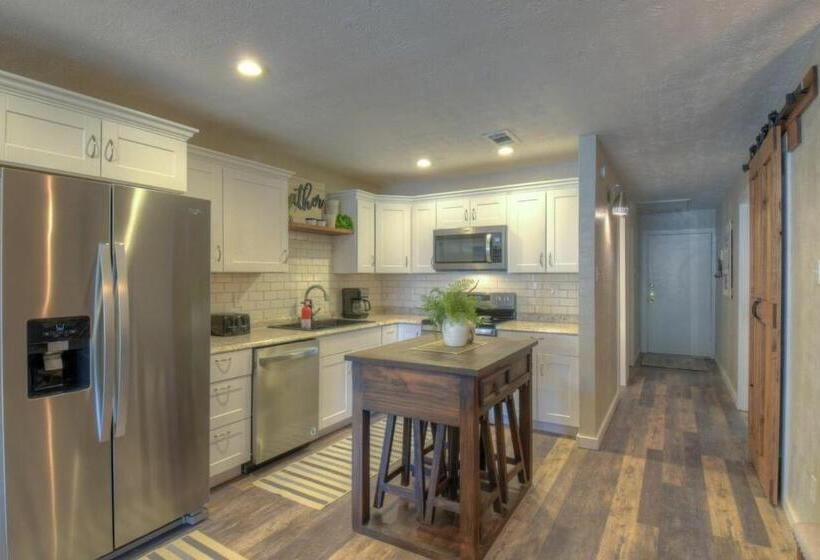 Апартаменты 3 Спальни, Sundowner Stay On Lake Lbj!