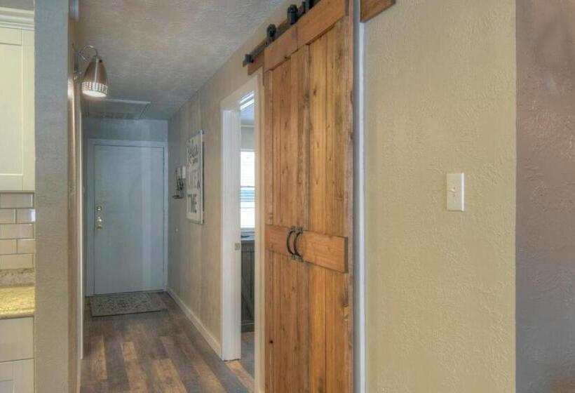 Апартаменты 3 Спальни, Sundowner Stay On Lake Lbj!