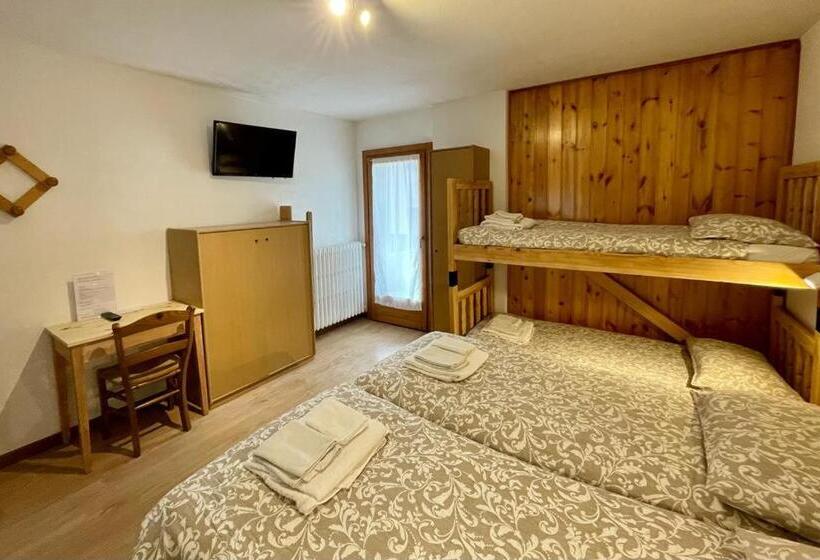 발코니가 있는 4인용 스탠다드 룸, Ambassador Rooms In Bormio, Solo Camera Senza Colazione